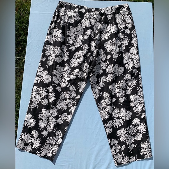 Allison Taylor Capri Crop Pants 100% Silk Black White Floral Print Side Zip 14 - Picture 6 of 6